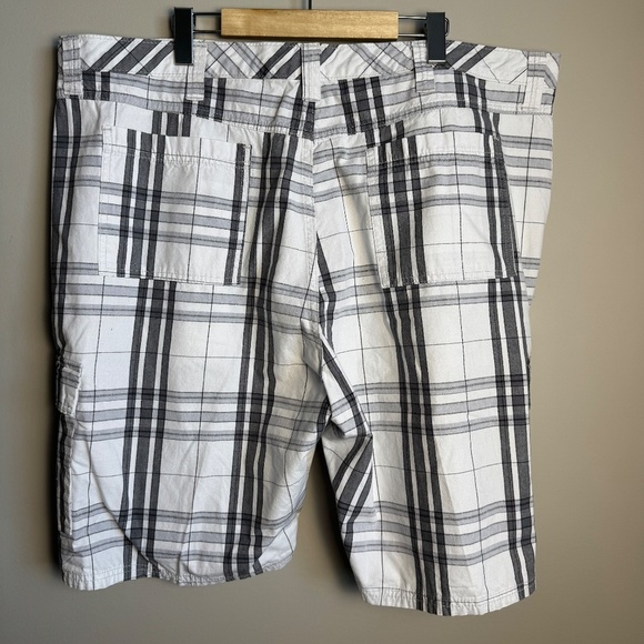 Wrangler Men's 42‎ Lightweight Plaid Cargo Walking Shorts White/Gray Outdoor - Picture 5 of 12